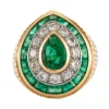 Bague chevalière en or jaune, platine godronnée, émeraude