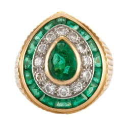 Bague chevalière en or jaune, platine godronnée, émeraude