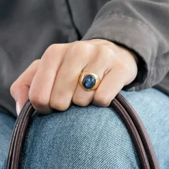 Bague chevalière en or jaune et saphir étoilé