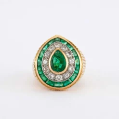 Bague chevalière en or jaune, platine godronnée, émeraude