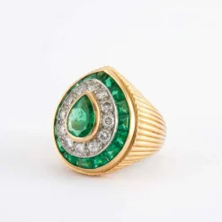 Bague chevalière en or jaune, platine godronnée, émeraude