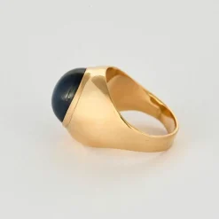 Bague chevalière en or jaune et saphir étoilé