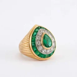 Bague chevalière en or jaune, platine godronnée, émeraude