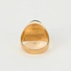 Bague chevalière en or jaune et saphir étoilé