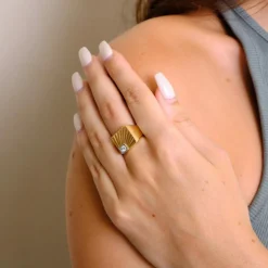 Bague Chevalière massive or jaune et diamant