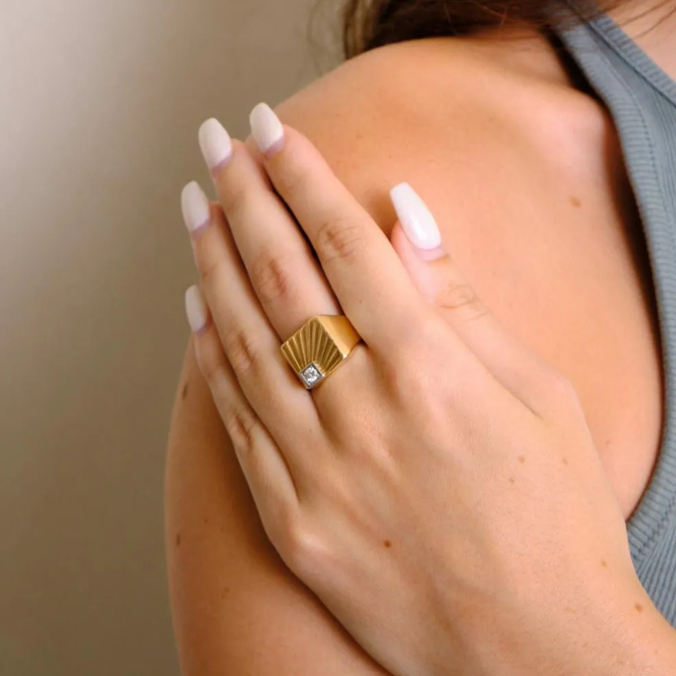 Bague Chevalière massive or jaune et diamant