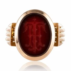 Bague chevalière or et intaille sur cornaline