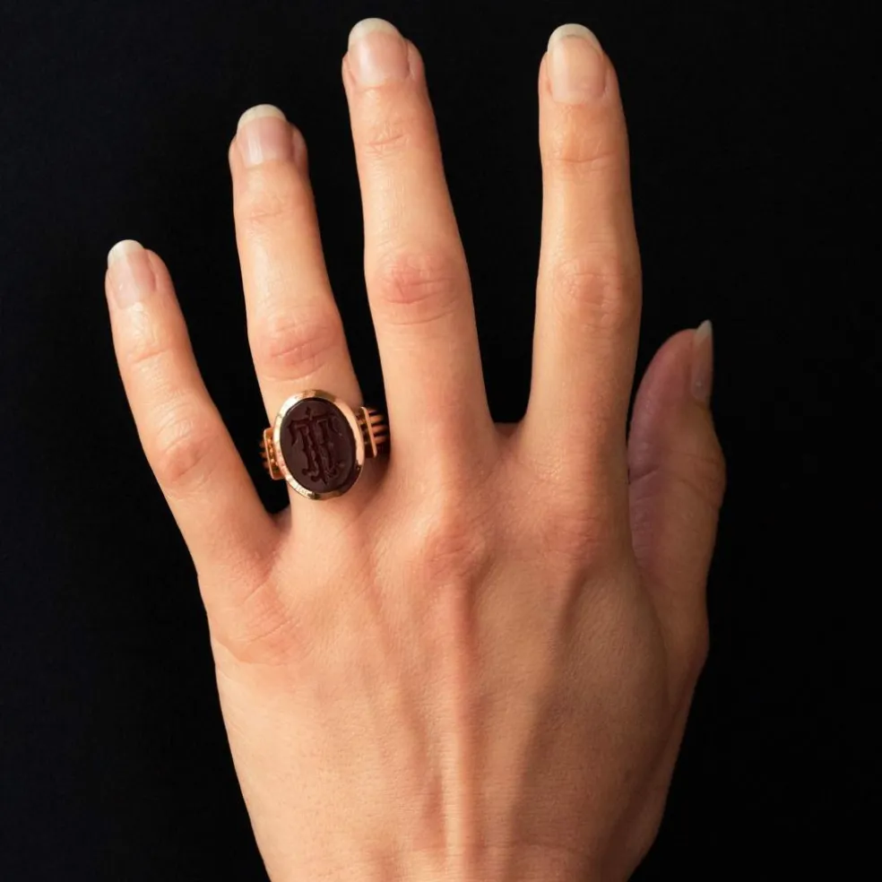 Bague chevalière or et intaille sur cornaline