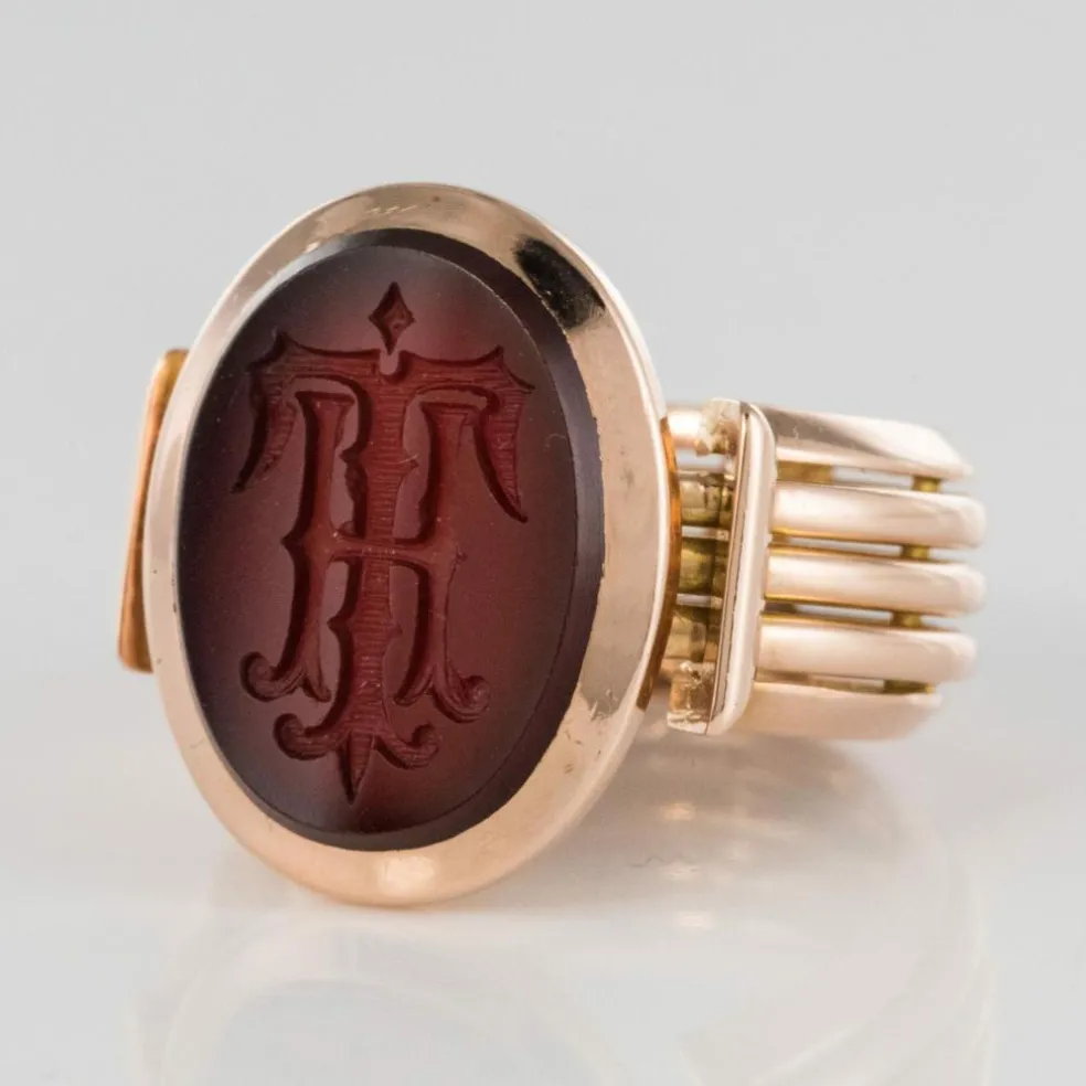 Bague chevalière or et intaille sur cornaline