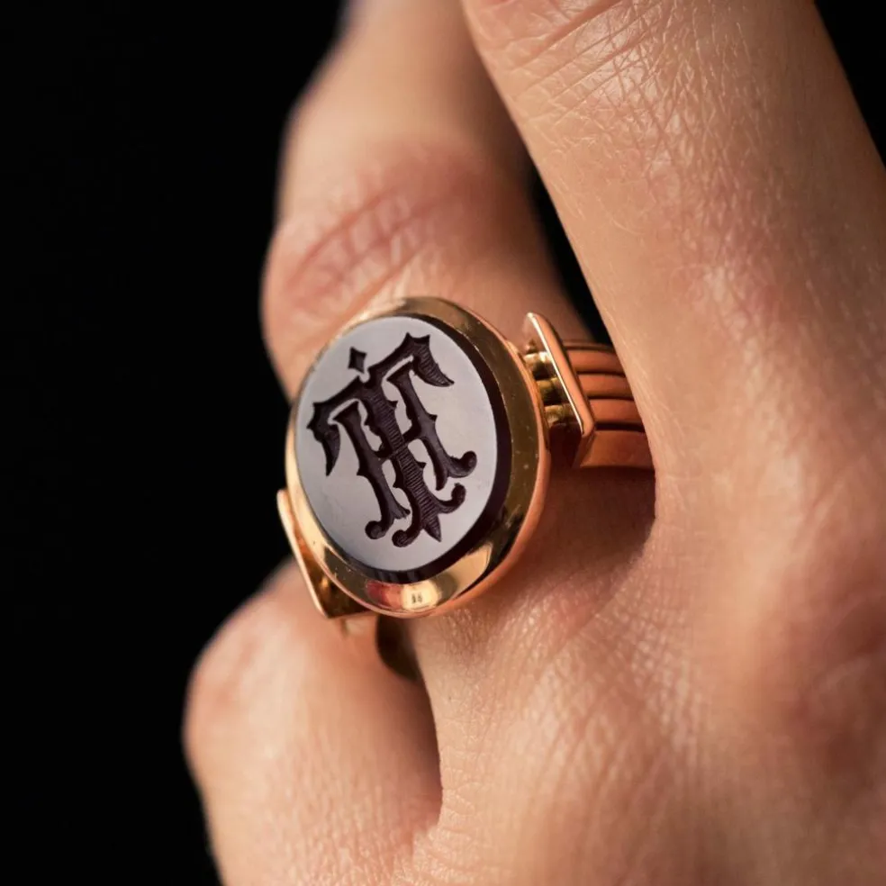 Bague chevalière or et intaille sur cornaline