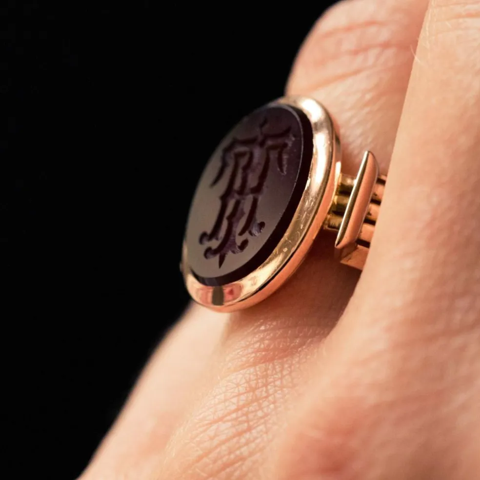 Bague chevalière or et intaille sur cornaline