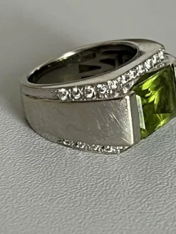 Bague Chevalière Or Gris Péridot Diamants