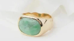 Bague chevalière or jaune jade cabochon