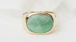Bague chevalière or jaune jade cabochon