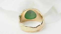 Bague chevalière or jaune jade cabochon