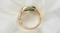 Bague chevalière or jaune jade cabochon