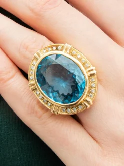 Bague Chevalière, Topaze Bleue & Diamants, Or Jaune