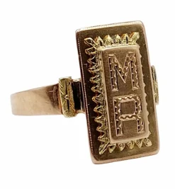Bague chevalière victorienne or rose et or jaune, finement ciselée et gravée MR (circa 1890)