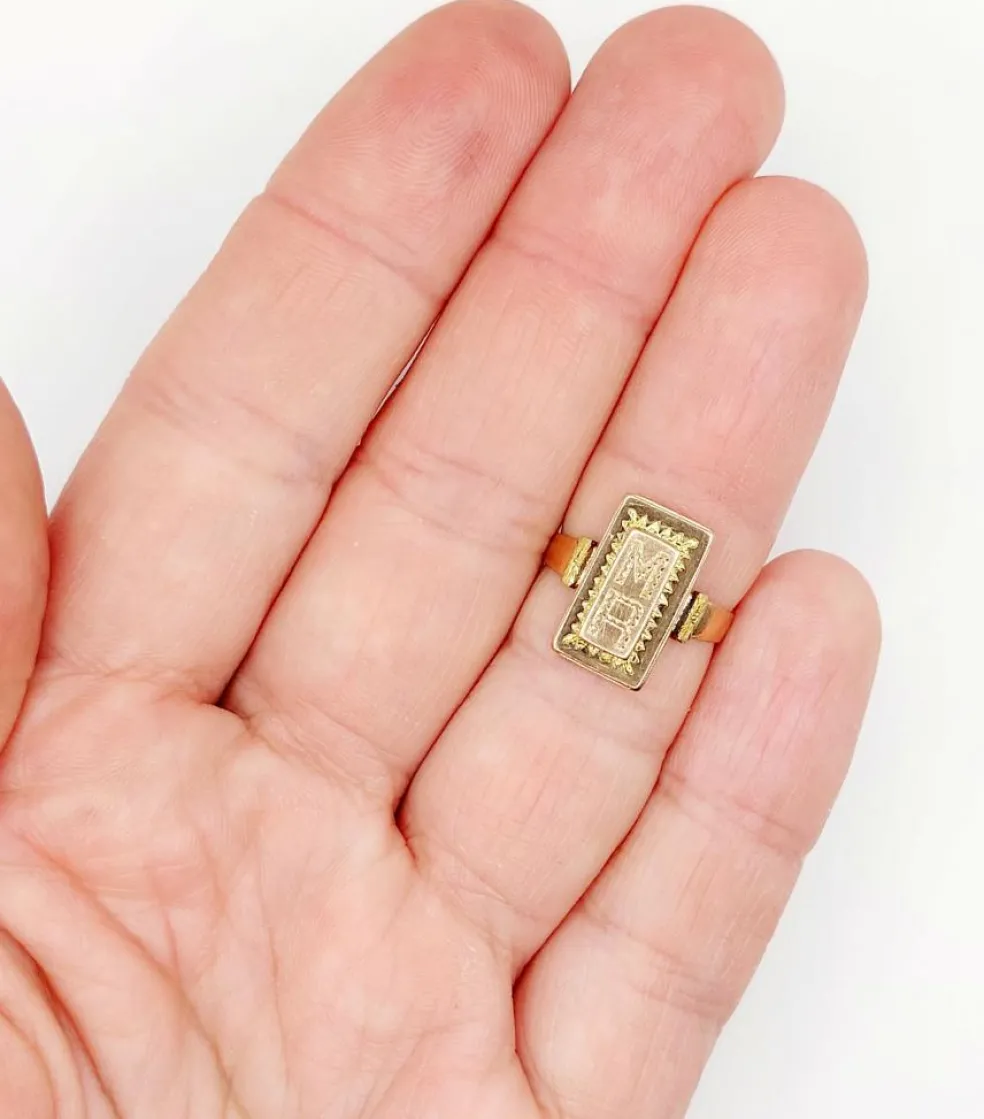 Bague chevalière victorienne or rose et or jaune, finement ciselée et gravée MR (circa 1890)