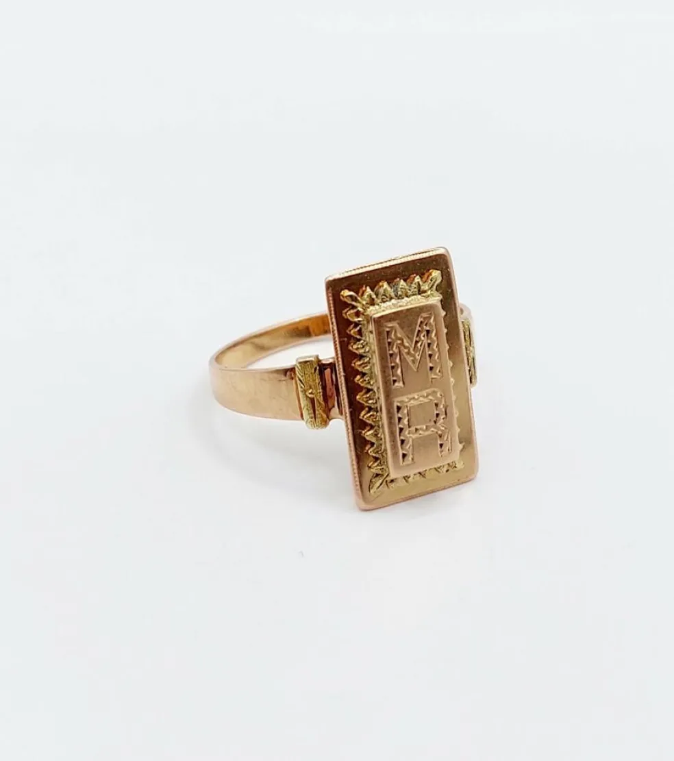 Bague chevalière victorienne or rose et or jaune, finement ciselée et gravée MR (circa 1890)