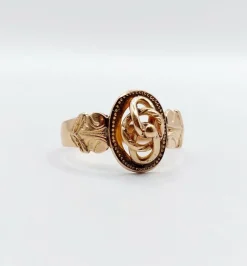 Bague chevalière victorienne or rose, décorations finement ciselées (circa 1890)