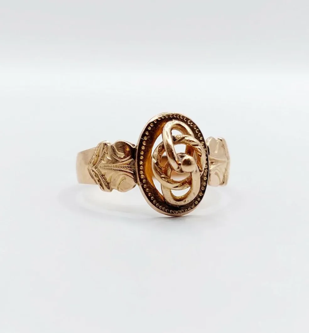 Bague chevalière victorienne or rose, décorations finement ciselées (circa 1890)