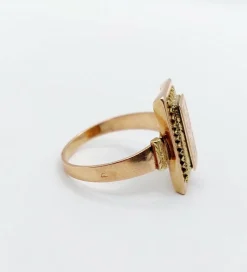 Bague chevalière victorienne or rose et or jaune, finement ciselée et gravée MR (circa 1890)