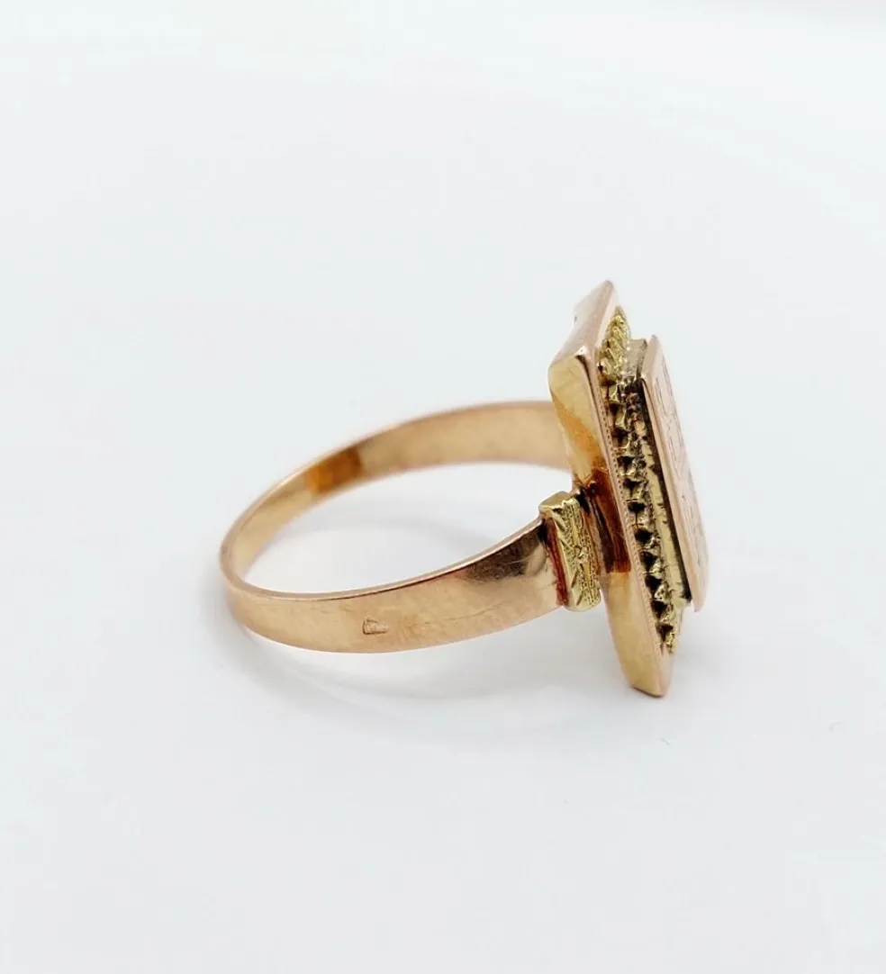 Bague chevalière victorienne or rose et or jaune, finement ciselée et gravée MR (circa 1890)