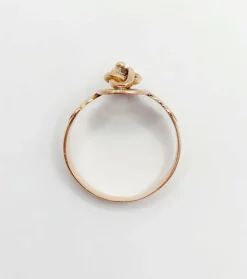 Bague chevalière victorienne or rose, décorations finement ciselées (circa 1890)