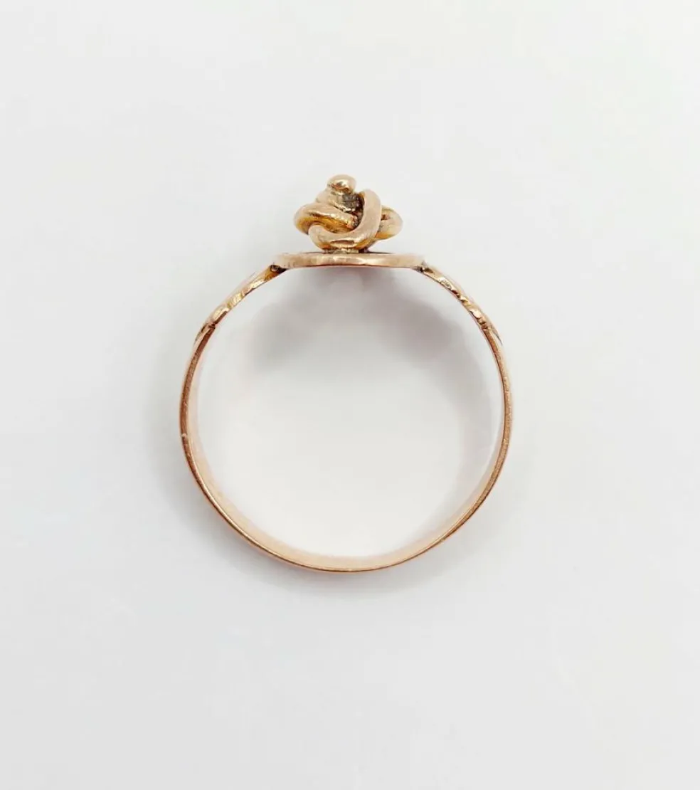 Bague chevalière victorienne or rose, décorations finement ciselées (circa 1890)