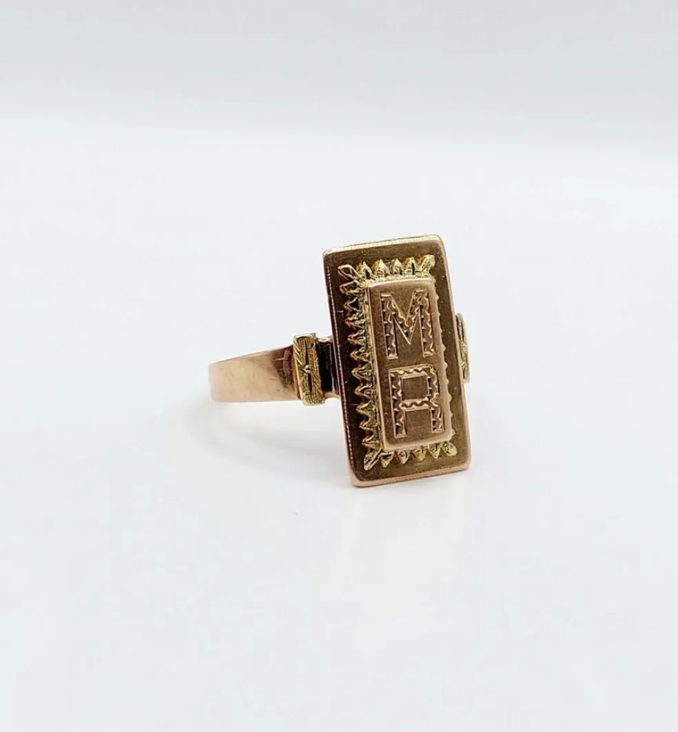 Bague chevalière victorienne or rose et or jaune, finement ciselée et gravée MR (circa 1890)