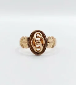 Bague chevalière victorienne or rose, décorations finement ciselées (circa 1890)