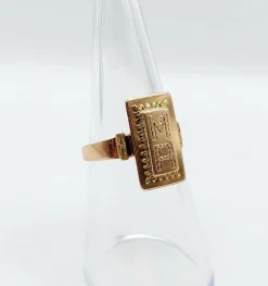 Bague chevalière victorienne or rose et or jaune, finement ciselée et gravée MR (circa 1890)