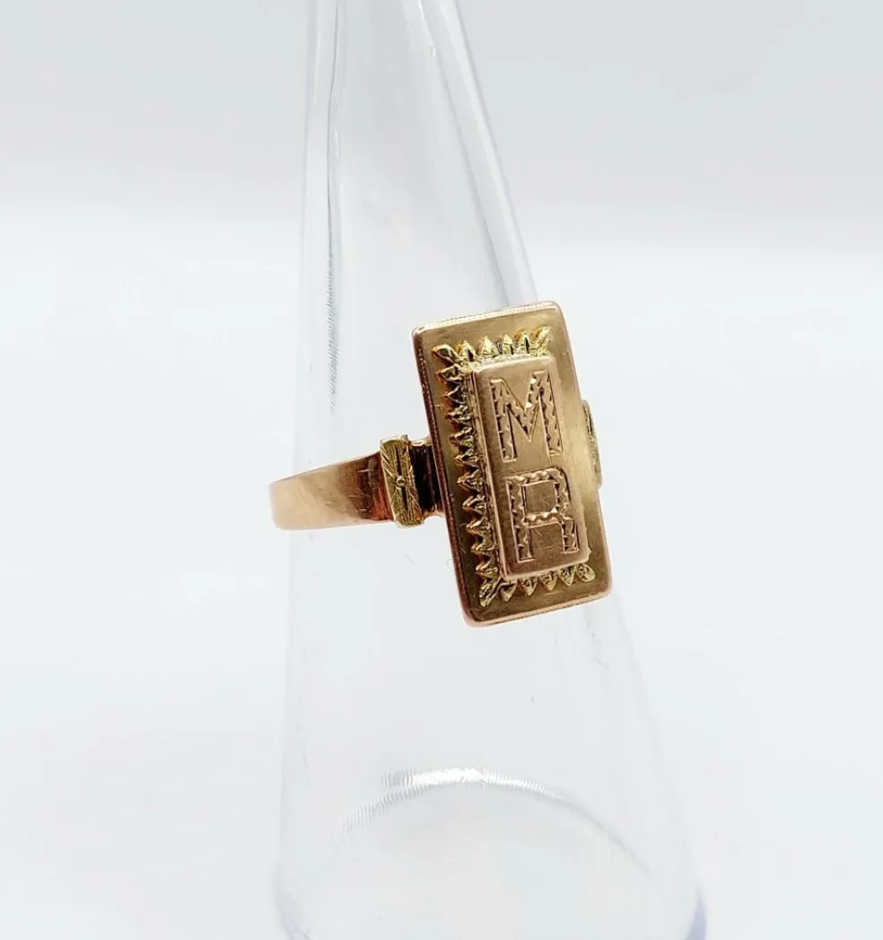Bague chevalière victorienne or rose et or jaune, finement ciselée et gravée MR (circa 1890)