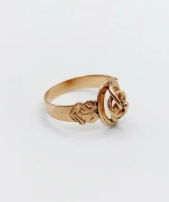 Bague chevalière victorienne or rose, décorations finement ciselées (circa 1890)
