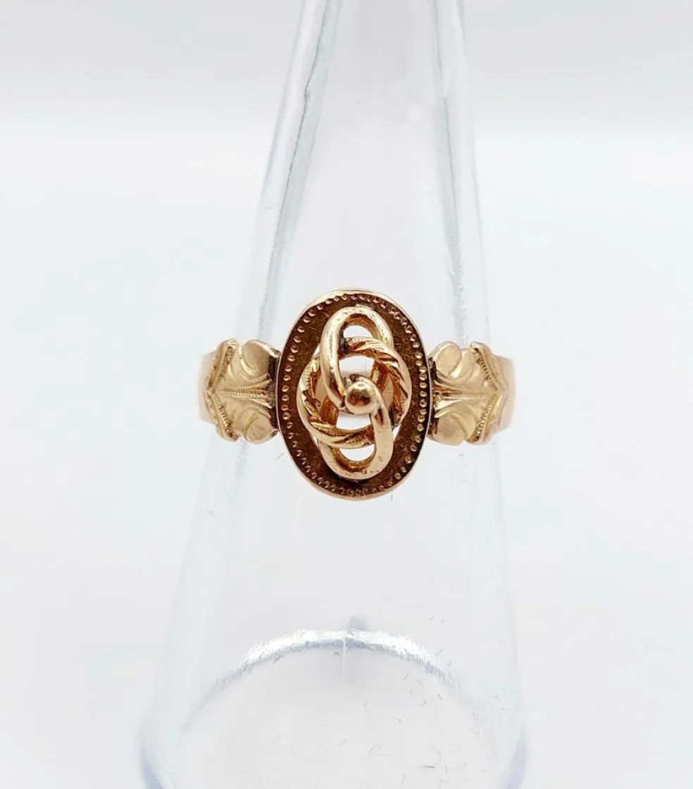 Bague chevalière victorienne or rose, décorations finement ciselées (circa 1890)