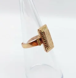 Bague chevalière victorienne or rose et or jaune, finement ciselée et gravée MR (circa 1890)