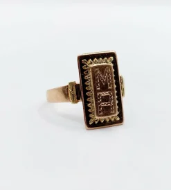 Bague chevalière victorienne or rose et or jaune, finement ciselée et gravée MR (circa 1890)