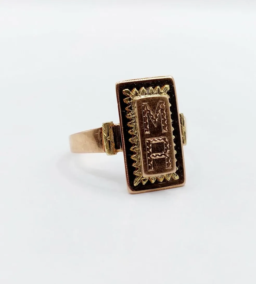 Bague chevalière victorienne or rose et or jaune, finement ciselée et gravée MR (circa 1890)