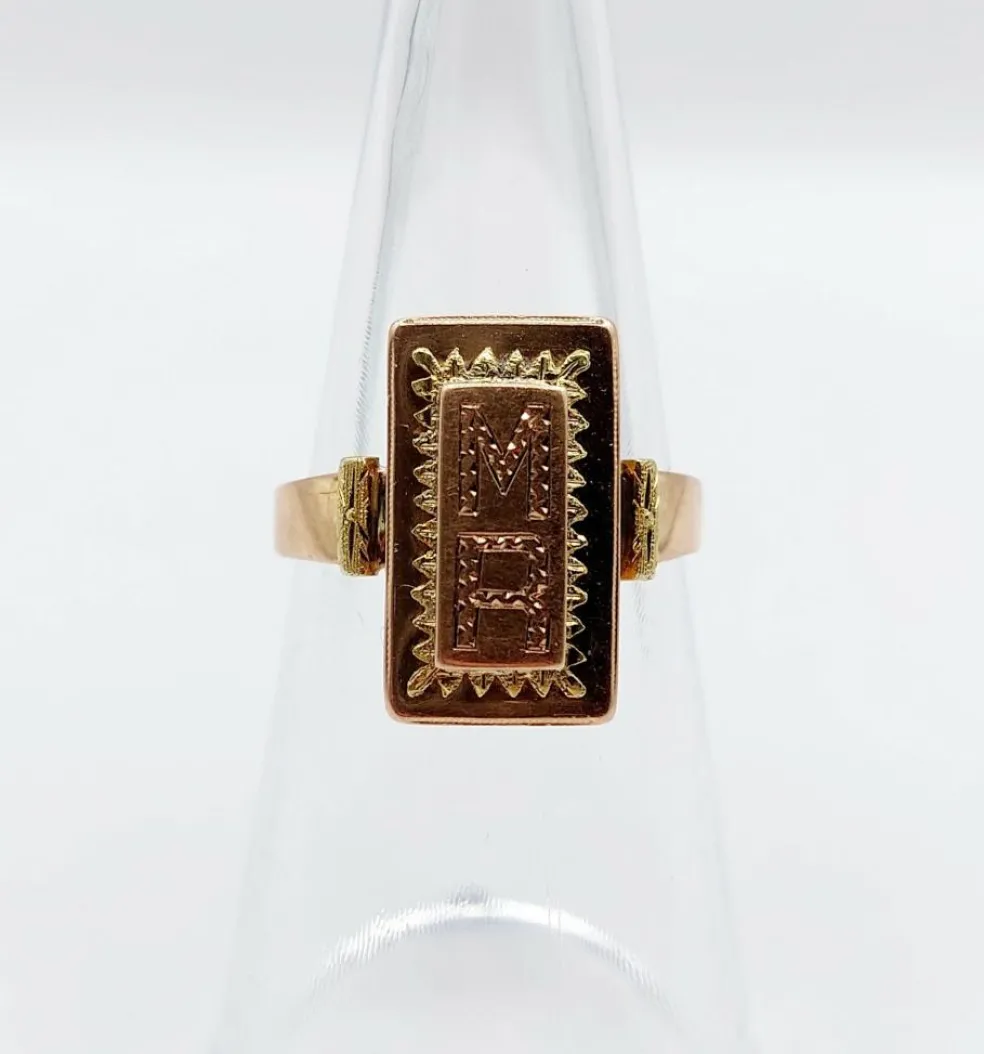 Bague chevalière victorienne or rose et or jaune, finement ciselée et gravée MR (circa 1890)