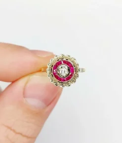 Bague cible Art Déco or rose, diamant, rubis calibrés (circa 1920)