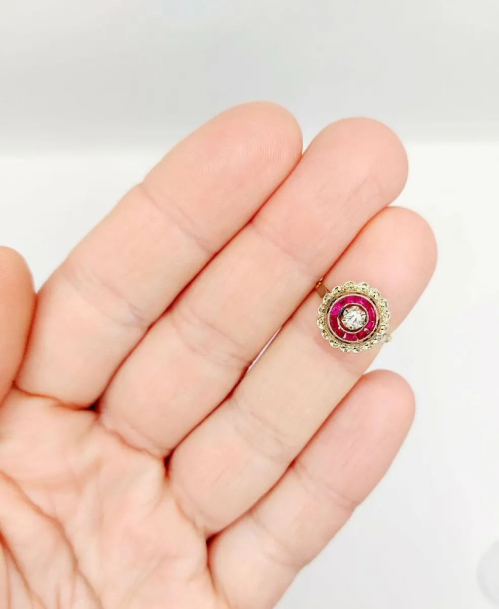 Bague cible Art Déco or rose, diamant, rubis calibrés (circa 1920)