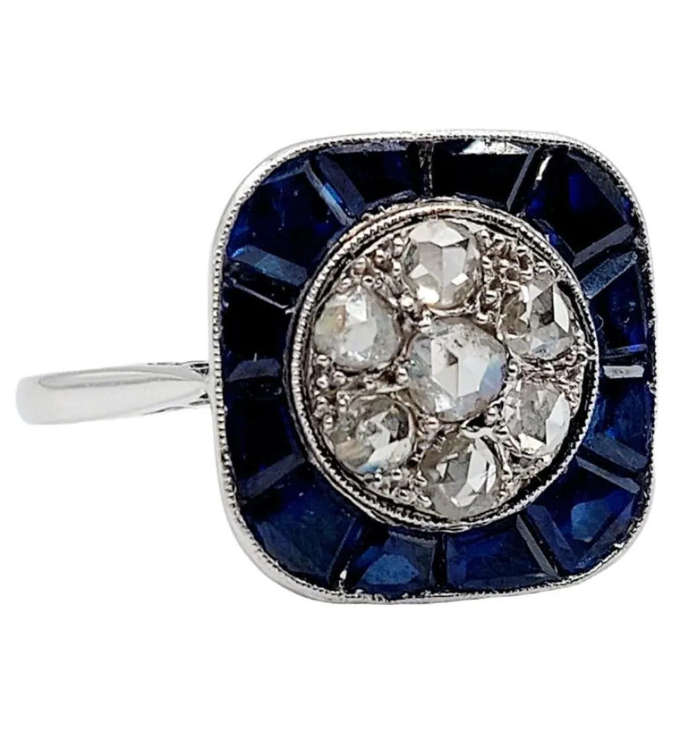 Bague cible art deco or blanc 18k et platine ornée de diamants entouré de saphirs calibrés synthétiques (circa 1930)