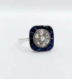 Bague cible art deco or blanc 18k et platine ornée de diamants entouré de saphirs calibrés synthétiques (circa 1930)