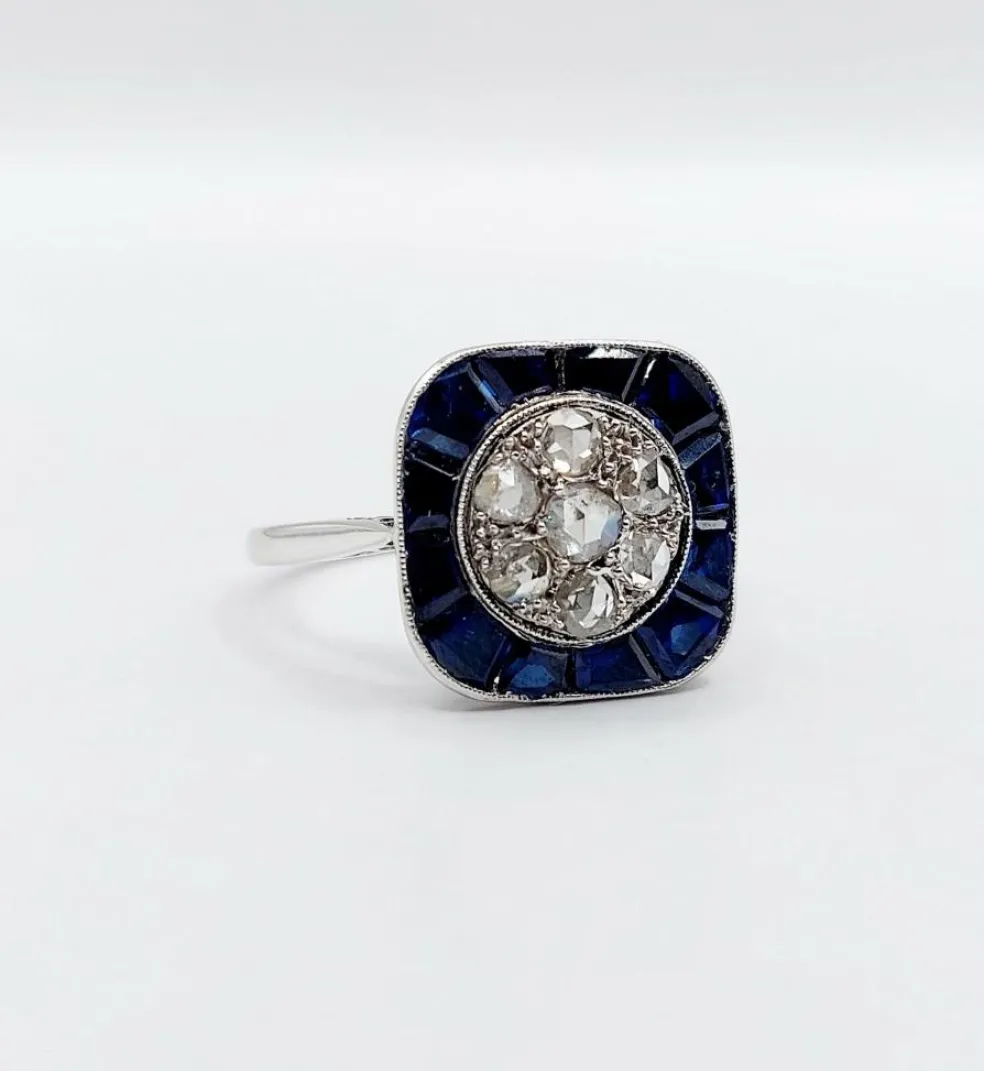 Bague cible art deco or blanc 18k et platine ornée de diamants entouré de saphirs calibrés synthétiques (circa 1930)