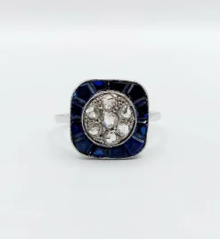 Bague cible art deco or blanc 18k et platine ornée de diamants entouré de saphirs calibrés synthétiques (circa 1930)