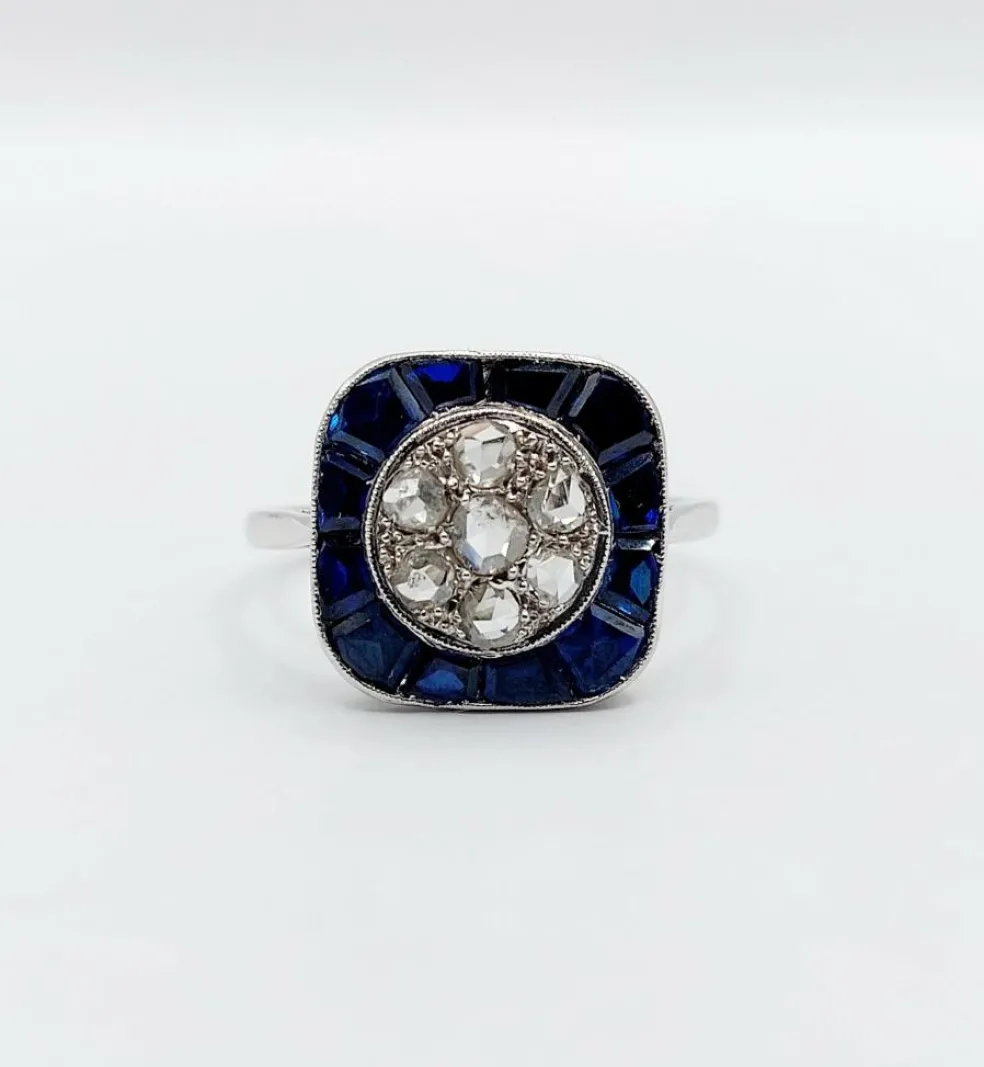 Bague cible art deco or blanc 18k et platine ornée de diamants entouré de saphirs calibrés synthétiques (circa 1930)