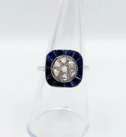 Bague cible art deco or blanc 18k et platine ornée de diamants entouré de saphirs calibrés synthétiques (circa 1930)