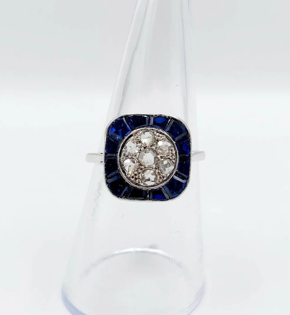 Bague cible art deco or blanc 18k et platine ornée de diamants entouré de saphirs calibrés synthétiques (circa 1930)