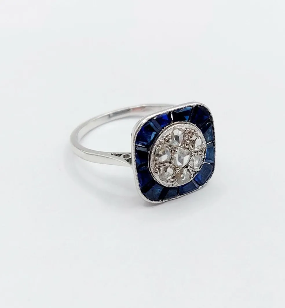 Bague cible art deco or blanc 18k et platine ornée de diamants entouré de saphirs calibrés synthétiques (circa 1930)